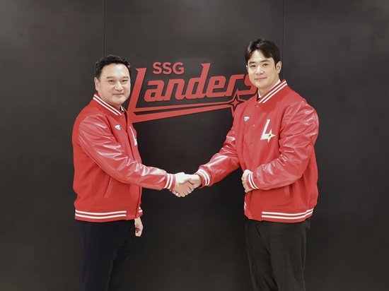 SSG 랜더스가 5일 외야수 김재환을 2년 최대 총액 22억 원에 다년계약을 체결했다고 공식 발표했다. 김재환은 원소속팀 두산 베어스에서 체결했던 첫 번째 FA 계약 당시 삽입한 방출 옵션을 발동해 보류선수명단에서 제외됐다. SSG 랜더스