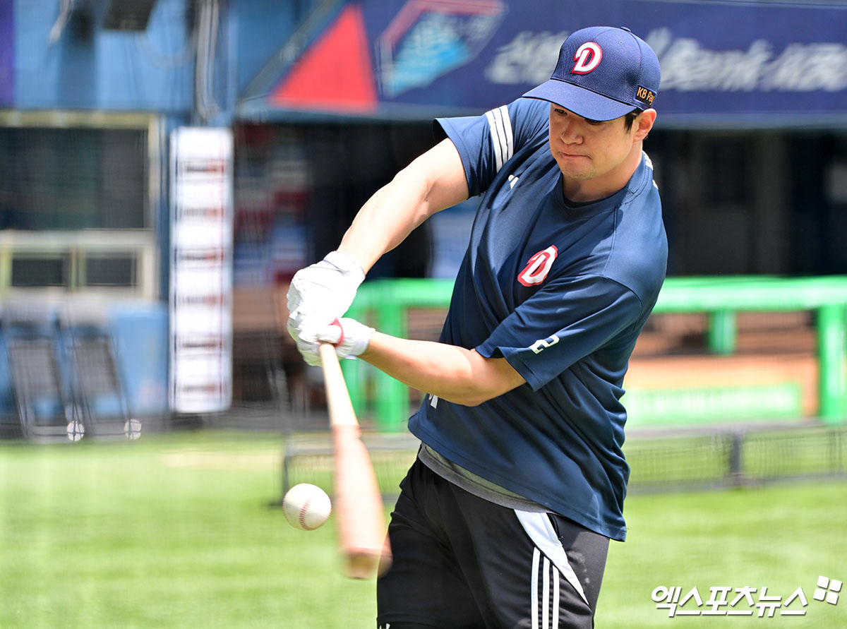 SSG 랜더스가 5일 외야수 김재환을 2년 최대 총액 22억 원에 다년계약을 체결했다고 공식 발표했다. 김재환은 원소속팀 두산 베어스에서 체결했던 첫 번째 FA 계약 당시 삽입한 방출 옵션을 발동해 보류선수명단에서 제외됐다. 엑스포츠뉴스 DB