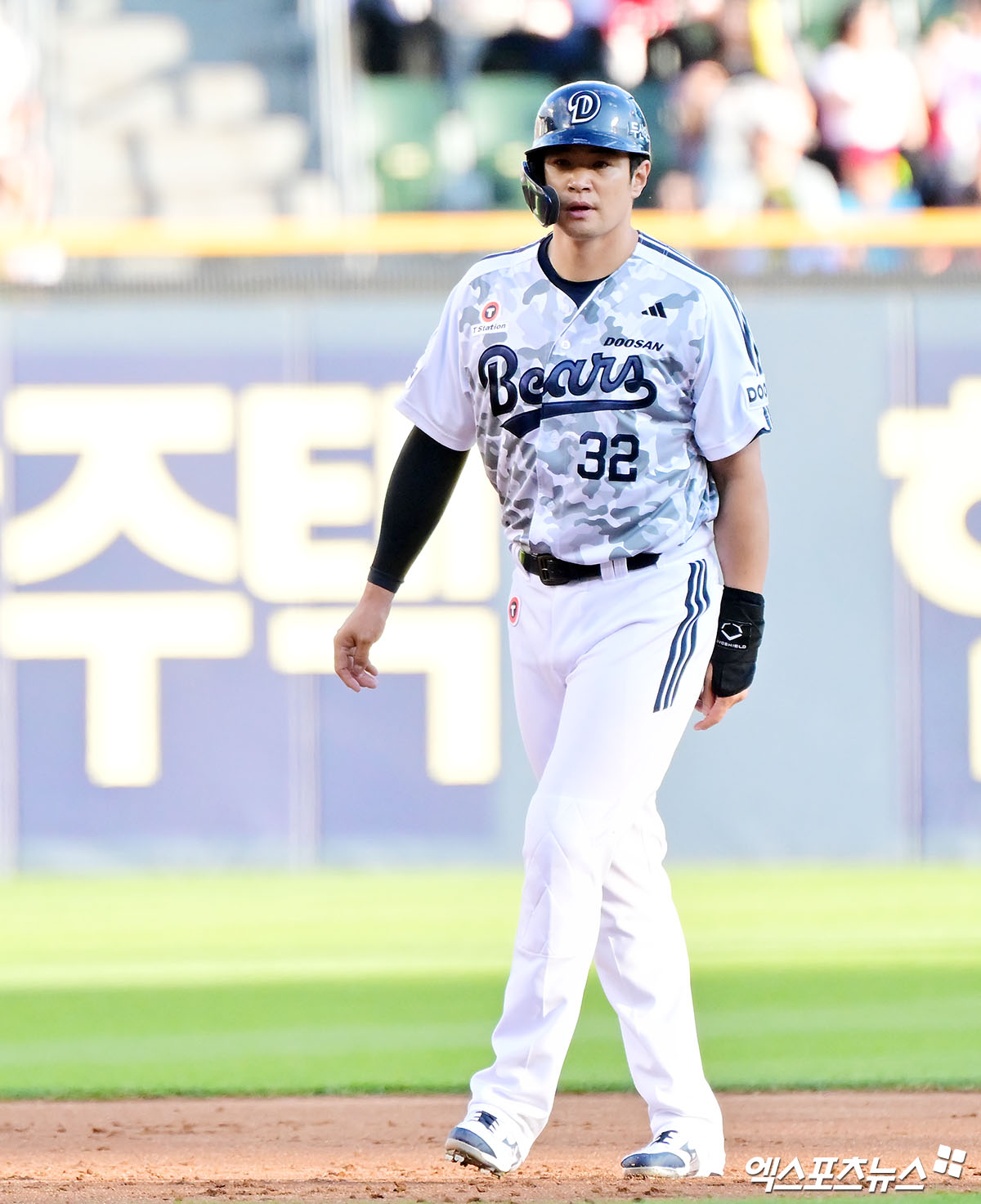 SSG 랜더스가 5일 외야수 김재환을 2년 최대 총액 22억 원에 다년계약을 체결했다고 공식 발표했다. 김재환은 원소속팀 두산 베어스에서 체결했던 첫 번째 FA 계약 당시 삽입한 방출 옵션을 발동해 보류선수명단에서 제외됐다. 엑스포츠뉴스 DB