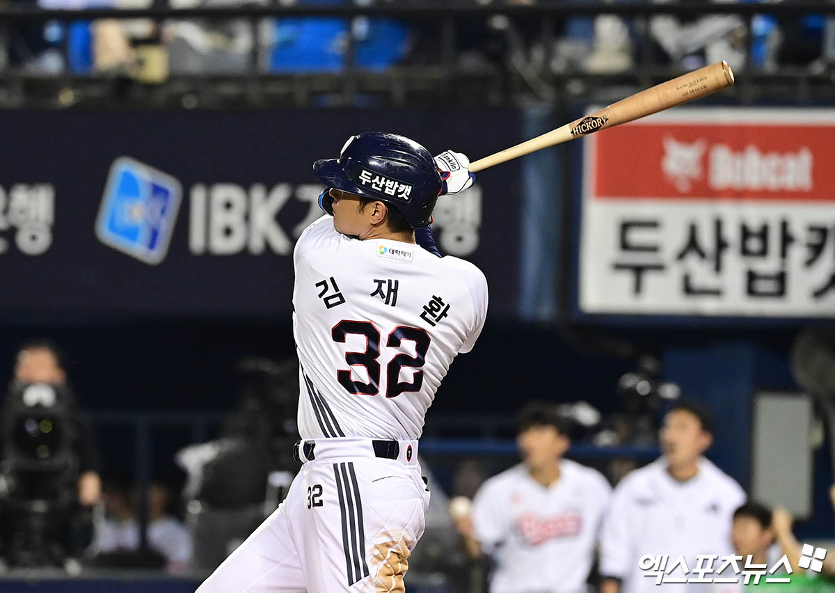 SSG 랜더스가 5일 외야수 김재환을 2년 최대 총액 22억 원에 다년계약을 체결했다고 공식 발표했다. 김재환은 원소속팀 두산 베어스에서 체결했던 첫 번째 FA 계약 당시 삽입한 방출 옵션을 발동해 보류선수명단에서 제외됐다. 엑스포츠뉴스 DB