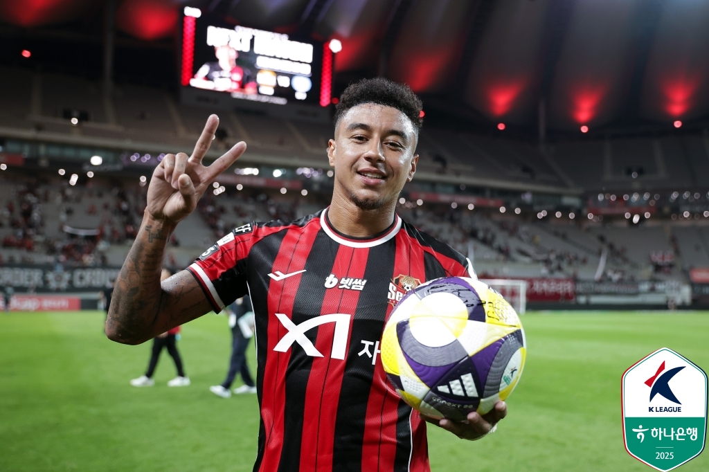 K리그 역사상 최고의 '빅네임'으로 꼽히는 제시 린가드가 오는 10일 경기를 끝으로 FC서울 유니폼을 벗는다. 서울은 지난해 린가드와 2년 계약에 1년 연장 옵션을 포함시킨 '2+1년' 조건으로 계약을 맺었다. 연장 옵션 발동 권한은 선수가 아닌 구단이 쥐고 있었지만, 서울은 린가드가 새로운 도전을 원한다는 의사를 밝히자 지난 2년간 선수가 구단을 위해 보여준 모습을 고려해 연장 옵션을 발동시키지 않기로 결정한 것으로 알려졌다. 사진 한국프로축구연맹