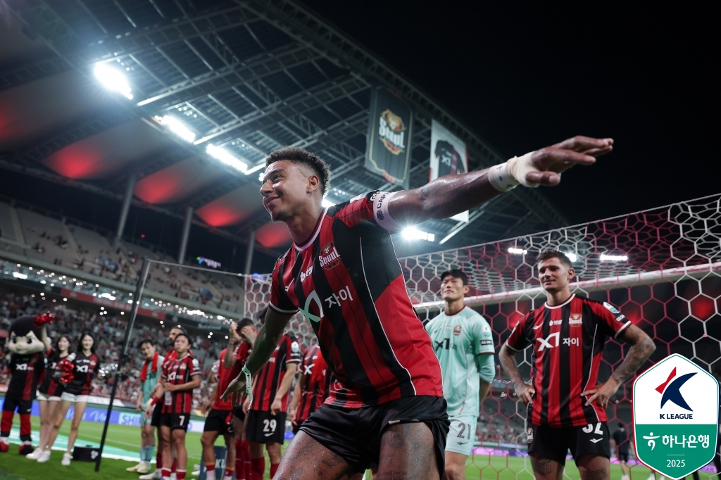 K리그 역사상 최고의 '빅네임'으로 꼽히는 제시 린가드가 오는 10일 경기를 끝으로 FC서울 유니폼을 벗는다. 서울은 지난해 린가드와 2년 계약에 1년 연장 옵션을 포함시킨 '2+1년' 조건으로 계약을 맺었다. 연장 옵션 발동 권한은 선수가 아닌 구단이 쥐고 있었지만, 서울은 린가드가 새로운 도전을 원한다는 의사를 밝히자 지난 2년간 선수가 구단을 위해 보여준 모습을 고려해 연장 옵션을 발동시키지 않기로 결정한 것으로 알려졌다. 사진 한국프로축구연맹