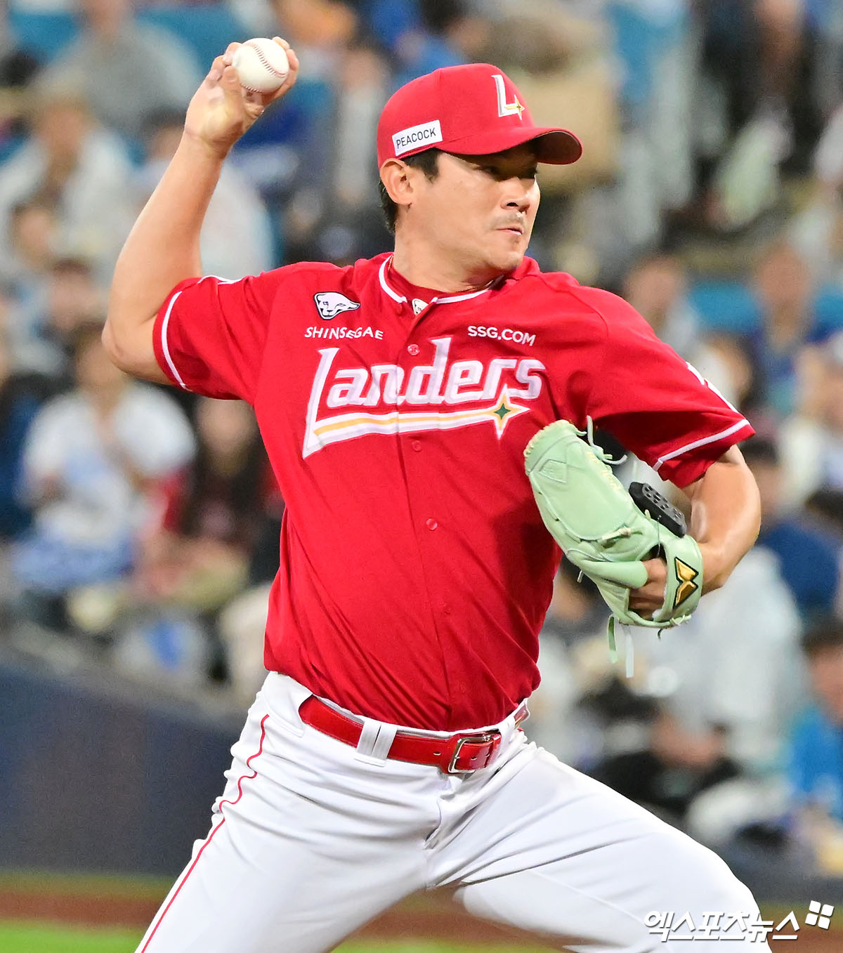14일 오후 대구삼성라이온즈파크에서 열린 '2025 신한 SOL Bank KBO 포스트시즌' SSG 랜더스와 삼성 라이온즈의 준플레이오프 4차전 경기, 6회말 SSG 노경은이 공을 힘차게 던지고 있다. 엑스포츠뉴스 DB