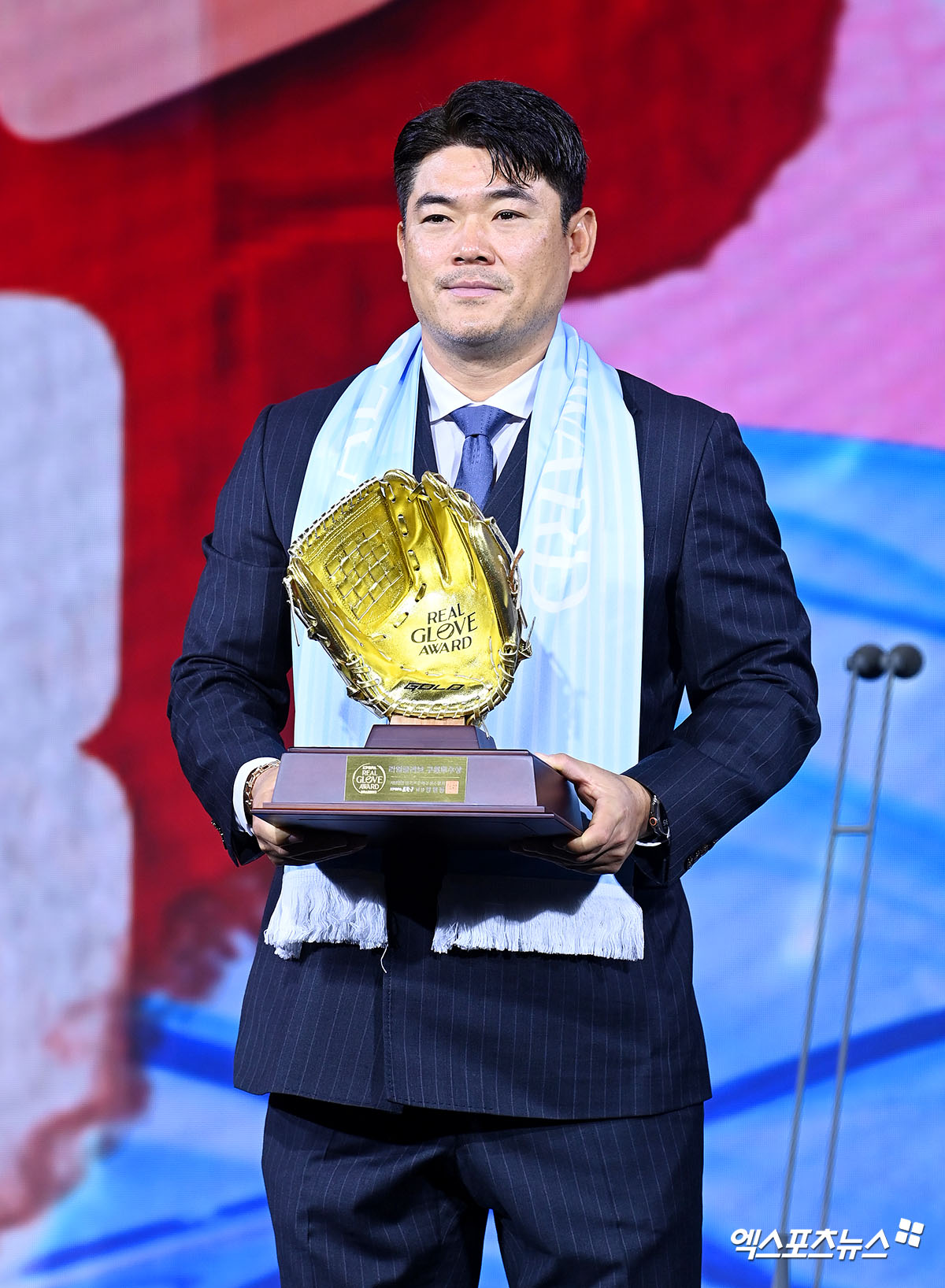 1일 오전 서울 광진구 그랜드 워커힐 서울에서 열린 '2025 컴투스프로야구 리얼글러브 어워드', SSG 노경은이 구원투수상을 수상하고 있다. 엑스포츠뉴스 DB