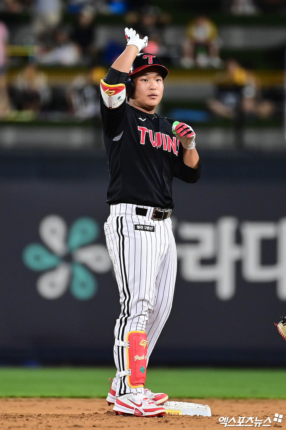 LG 트윈스 올해 신인 타자 박관우가 2026년 4월 상무야구단에 입대한다. 박관우는 정규시즌 39경기 타율 0.264(53타수 14안타) 2홈런 13타점 OPS 0.725의 성적을 바탕으로 LG의 한국시리즈 엔트리에 승선했다. 엑스포츠뉴스 DB