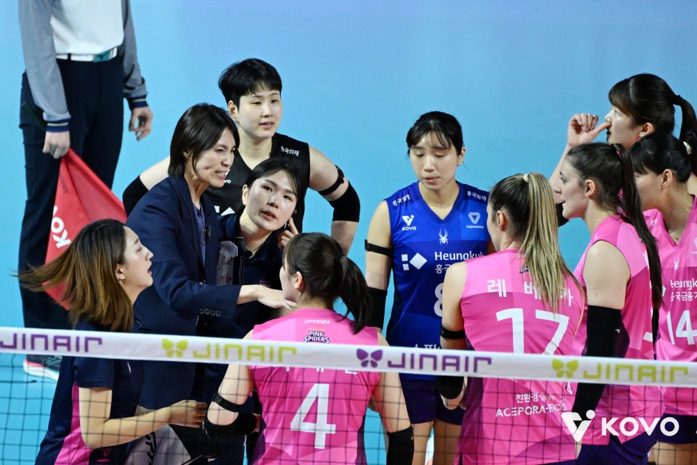 6일 오후 인천삼산월드체육관에서 열린 진에어 2025-2026 V-리그 여자부 3라운드 흥국생명과 현대건설의 경기, 요시하라 흥국생명 감독이 작전을 지시하고 있다. KOVO