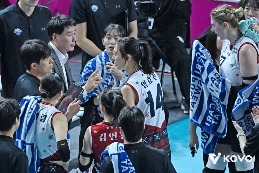 6일 오후 인천삼산월드체육관에서 열린 진에어 2025-2026 V-리그 여자부 3라운드 흥국생명과 현대건설의 경기, 강성형 현대건설 감독이 작전을 지시하고 있다. KOVO
