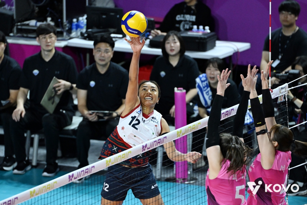 6일 오후 인천삼산월드체육관에서 열린 진에어 2025-2026 V-리그 여자부 3라운드 흥국생명과 현대건설의 경기, 현대건설 자스티스가 공격을 시도하고 있다. KOVO
