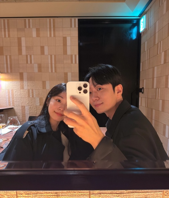 고우림과 다정하게 포즈를 취한 김연아