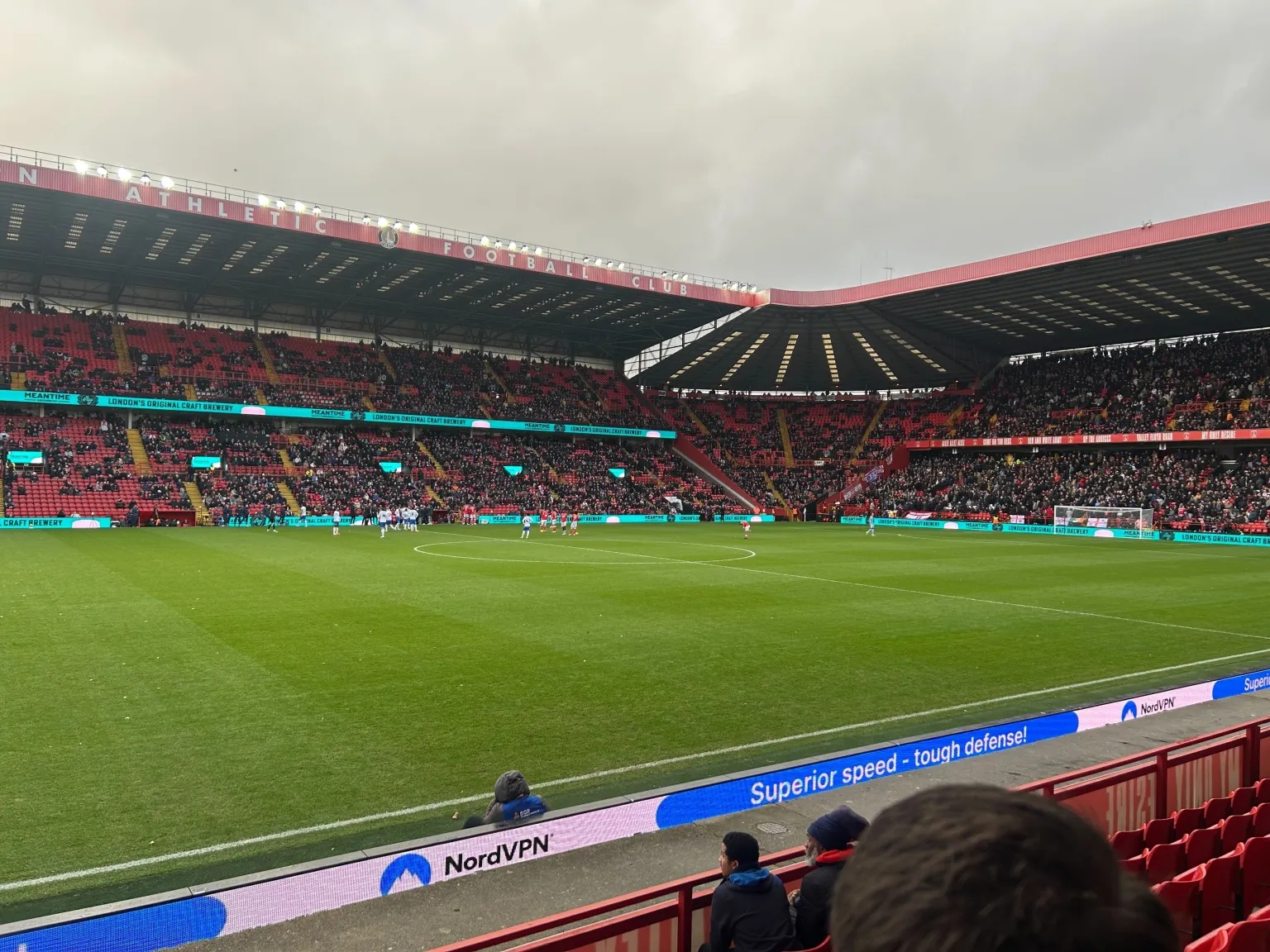 영국 BBC가 7일(한국시간) 찰턴 애슬레틱과 포츠머스의 2025-2026시즌 챔피언십(2부) 경기가 관중의 사망으로 인해 취소됐다고 보도했다.   이날 영국 런던에 있는 더 밸리에서 열릴 예정이던 찰턴과 포츠머스의 경기는 찰턴 관중의 사망으로 인해 취소됐다. 이 경기에 양민혁이 공격수로 선발 출장했지만, 끔찍한 사고를 목격하고 라커 룸으로 돌아갔다. 더 선