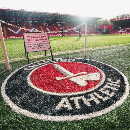 영국 BBC가 7일(한국시간) 찰턴 애슬레틱과 포츠머스의 2025-2026시즌 챔피언십(2부) 경기가 관중의 사망으로 인해 취소됐다고 보도했다.   이날 영국 런던에 있는 더 밸리에서 열릴 예정이던 찰턴과 포츠머스의 경기는 찰턴 관중의 사망으로 인해 취소됐다. 이 경기에 양민혁이 공격수로 선발 출장했지만, 끔찍한 사고를 목격하고 라커 룸으로 돌아갔다. 포츠머스