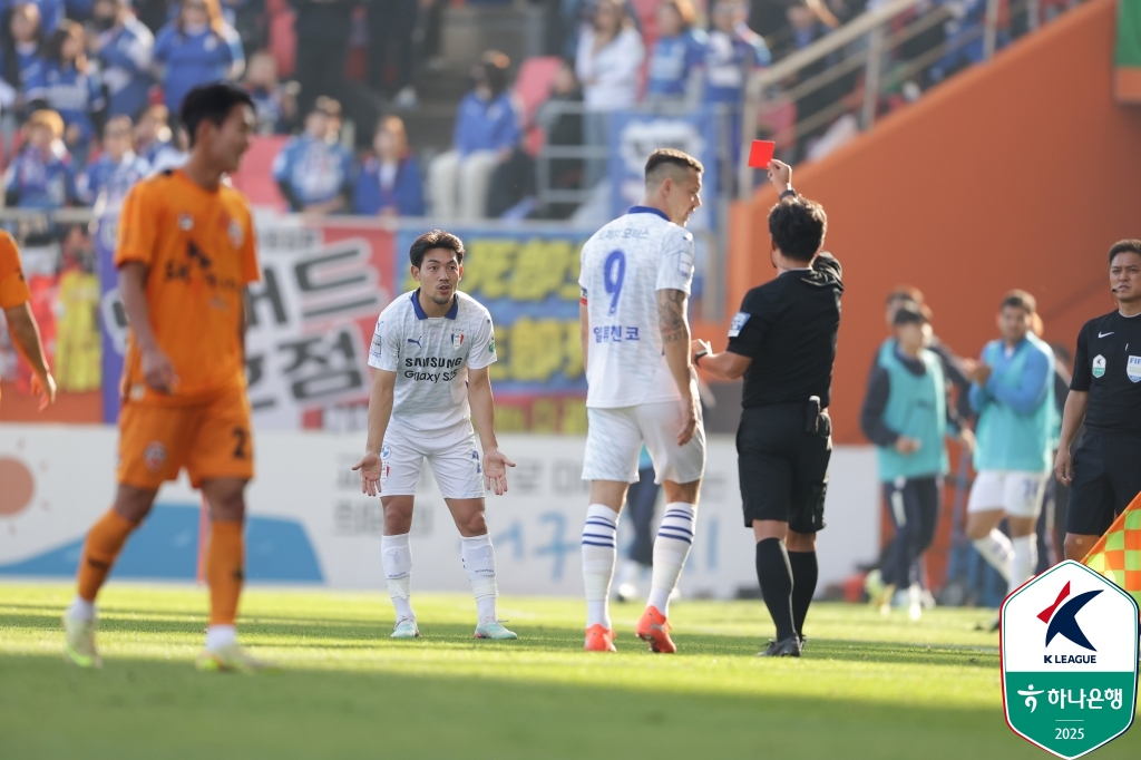 제주SK FC는 7일 제주월드컵경기장에서 열린 수원삼성과의 하나은행 K리그 승강 플레이오프 2025 2차전에서 전반 1분 김승섭의 선제골과 전반 추가시간 이탈로의 추가골에 힘입어 2-0으로 이겼다. 1차전에서도 1-0으로 이겼기에 합산 스코어 3-0으로 승리하면서 K리그1 잔류를 확정 지었다. 1차전에 이어 2차전에서도 승리를 거두면서 제주SK는 K리그1 잔류를 확정 지었다. 반면 역전승을 거두지 못한 수원은 3년 만에 K리그1 복귀가 좌절됐다. 한국프로축구연맹 제공