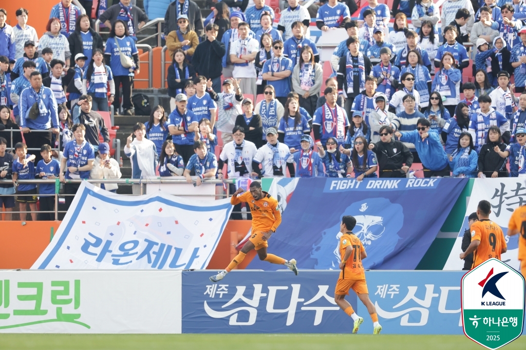 제주SK FC는 7일 제주월드컵경기장에서 열린 수원삼성과의 하나은행 K리그 승강 플레이오프 2025 2차전에서 전반 1분 김승섭의 선제골과 전반 추가시간 이탈로의 추가골에 힘입어 2-0으로 이겼다. 1차전에서도 1-0으로 이겼기에 합산 스코어 3-0으로 승리하면서 K리그1 잔류를 확정 지었다. 1차전에 이어 2차전에서도 승리를 거두면서 제주SK는 K리그1 잔류를 확정 지었다. 반면 역전승을 거두지 못한 수원은 3년 만에 K리그1 복귀가 좌절됐다. 한국프로축구연맹 제공