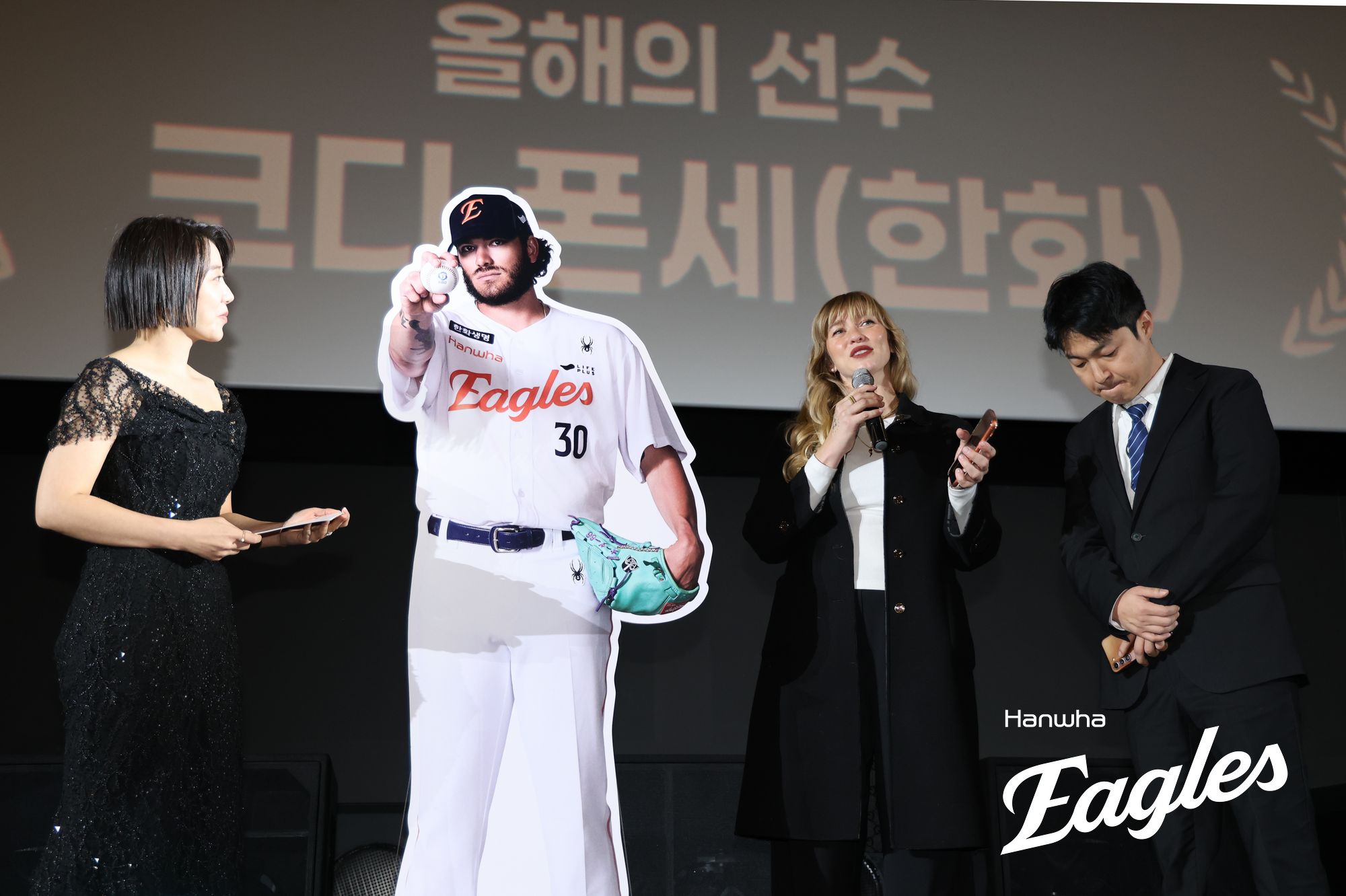 지난 4일 '스포츠 서울 시상식'에 코디 폰세의 아내 엠마 폰세와 함께 참석했던 김지환(오른쪽 첫 번째) 씨. 사진 한화 이글스