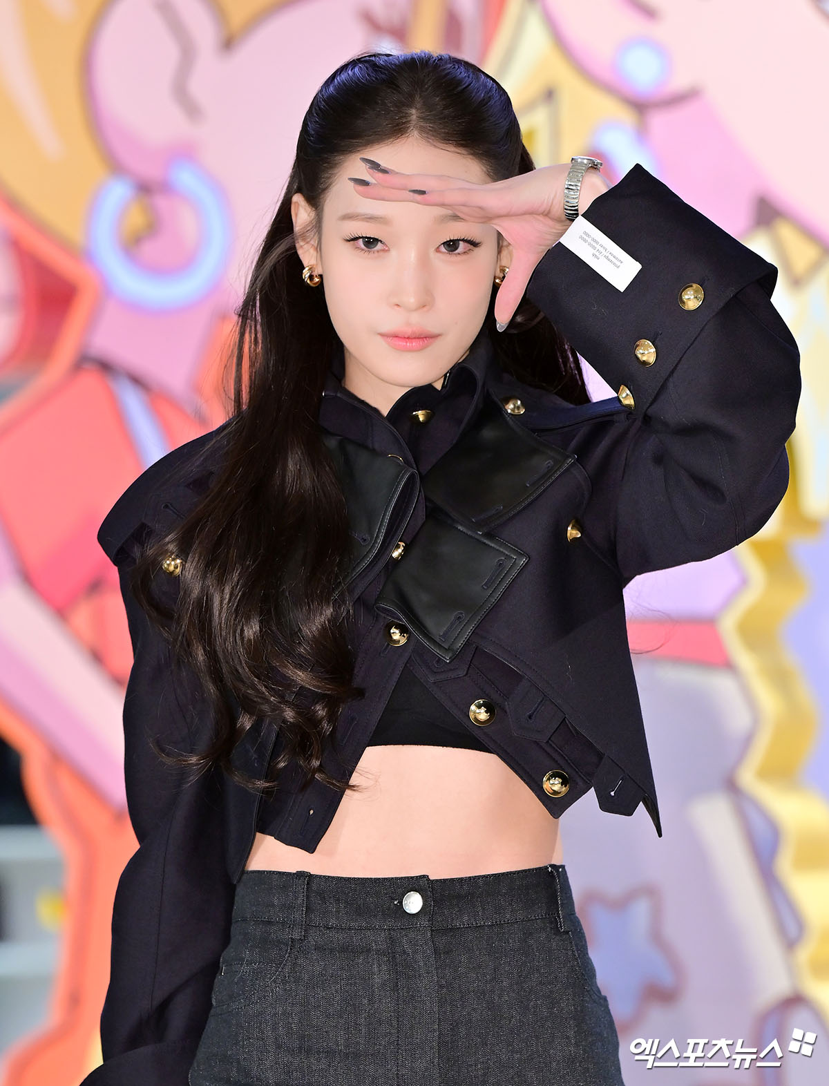 올데이프로젝트 애니가 포즈를 취하고 있다.