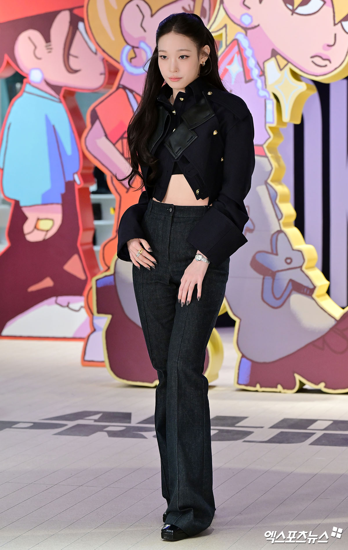 올데이프로젝트 애니가 포즈를 취하고 있다.