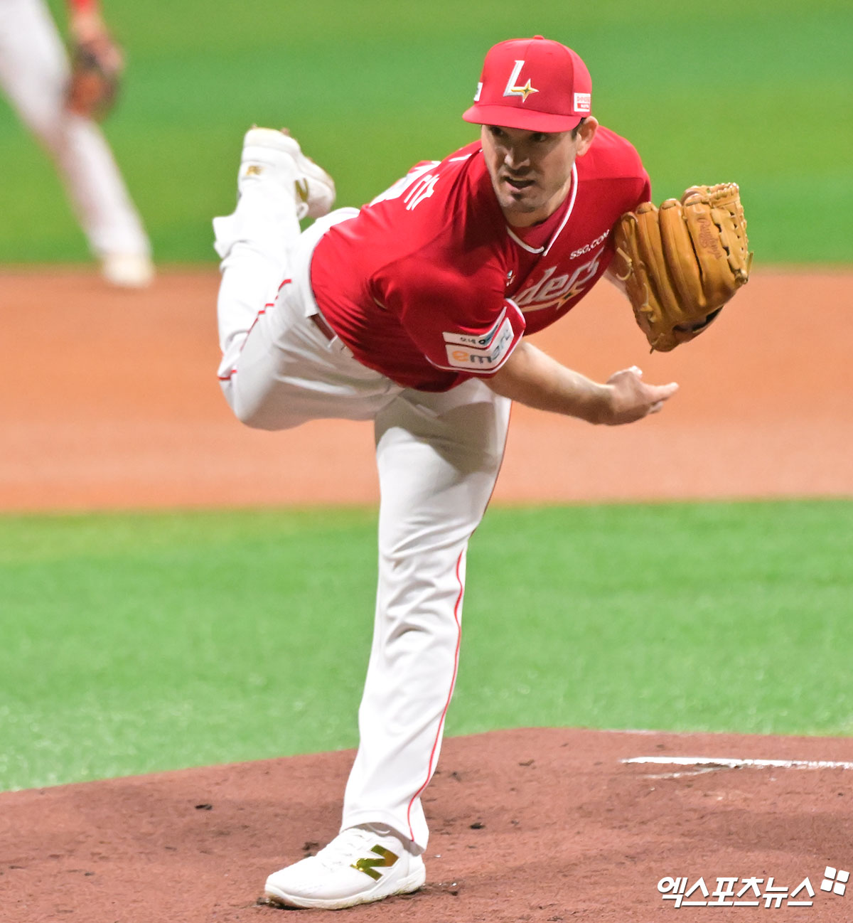 2024년과 올해 SSG 랜더스 소속으로 KBO리그 무대를 누빈 드류 앤더슨이 미국 메이저리그(MLB) 디트로이트 타이거즈와 1+1년 1700만 달러(약 250억원)에 계약했다. 미국 현지에서는 앤더슨이 팀 내 젊은 투수들과 선발 자리를 놓고 경쟁을 펼칠 것으로 내다보고 있다. 엑스포츠뉴스 DB