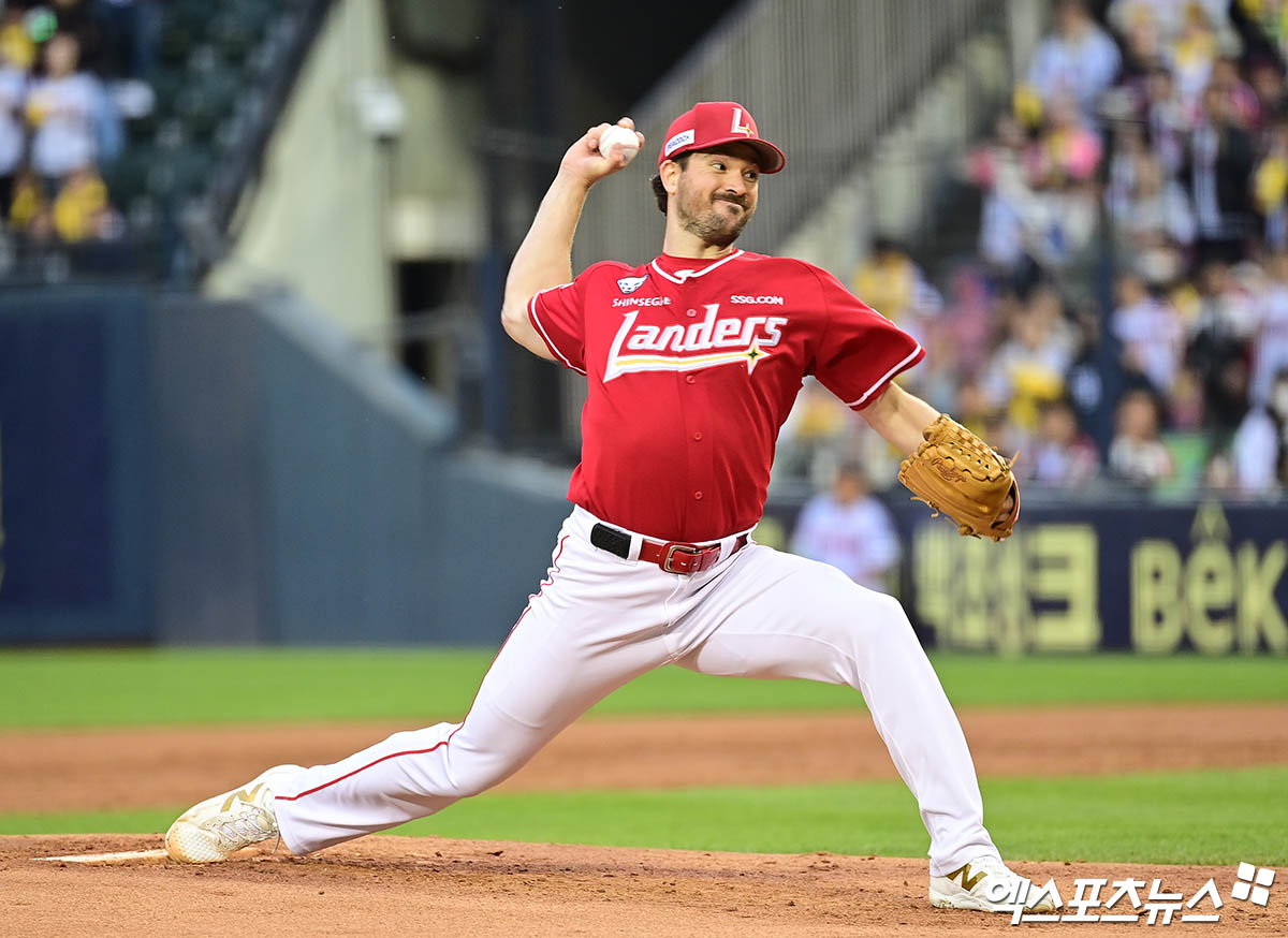 2024년과 올해 SSG 랜더스 소속으로 KBO리그 무대를 누빈 드류 앤더슨이 미국 메이저리그(MLB) 디트로이트 타이거즈와 1+1년 1700만 달러(약 250억원)에 계약했다. 미국 현지에서는 앤더슨이 팀 내 젊은 투수들과 선발 자리를 놓고 경쟁을 펼칠 것으로 내다보고 있다. 엑스포츠뉴스 DB