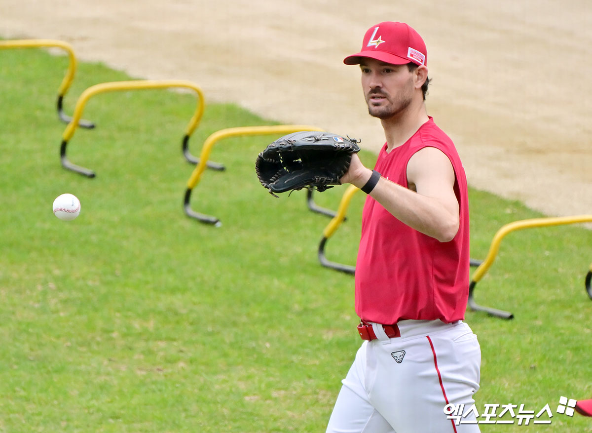 2024년과 올해 SSG 랜더스 소속으로 KBO리그 무대를 누빈 드류 앤더슨이 미국 메이저리그(MLB) 디트로이트 타이거즈와 1+1년 1700만 달러(약 250억원)에 계약했다. 미국 현지에서는 앤더슨이 팀 내 젊은 투수들과 선발 자리를 놓고 경쟁을 펼칠 것으로 내다보고 있다. 엑스포츠뉴스 DB