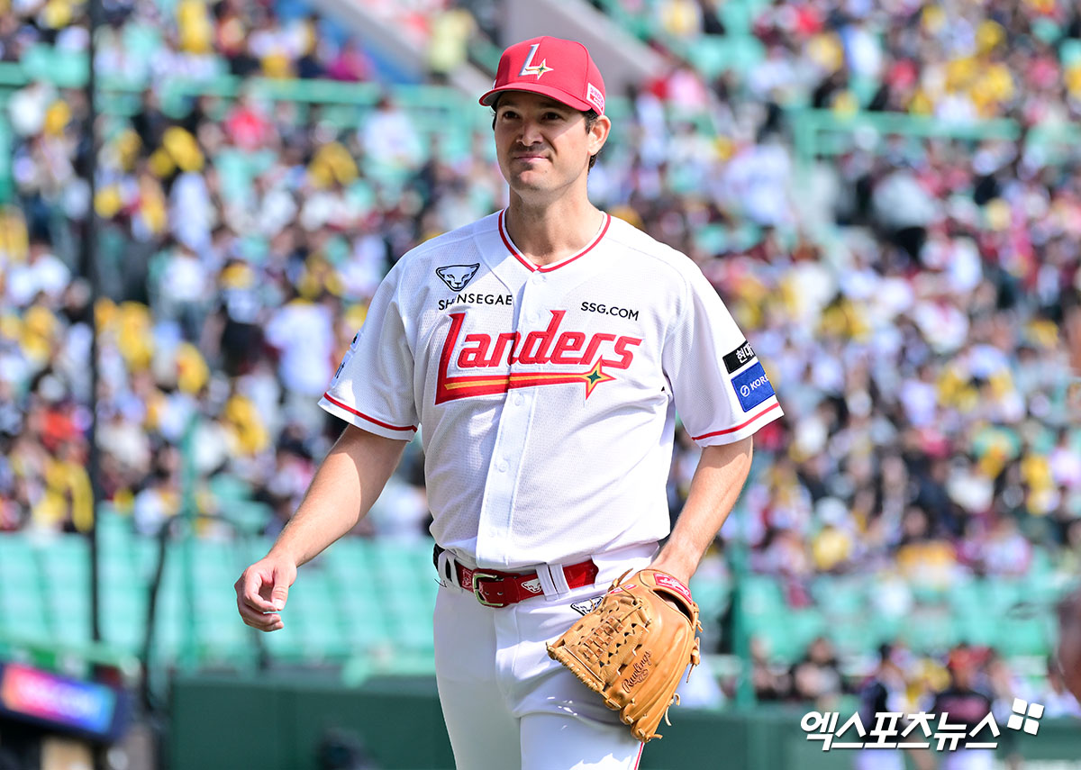 2024년과 올해 SSG 랜더스 소속으로 KBO리그 무대를 누빈 드류 앤더슨이 미국 메이저리그(MLB) 디트로이트 타이거즈와 1+1년 1700만 달러(약 250억원)에 계약했다. 미국 현지에서는 앤더슨이 팀 내 젊은 투수들과 선발 자리를 놓고 경쟁을 펼칠 것으로 내다보고 있다. 엑스포츠뉴스 DB