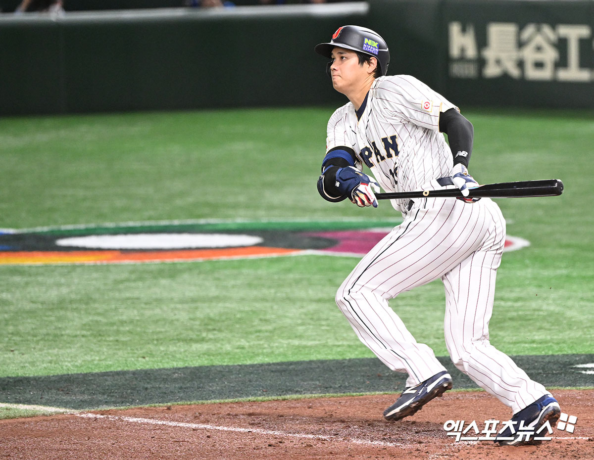 LA 다저스 오타니 쇼헤이가 지난달 말 2026 WBC(월드베이스볼클래식) 출전을 확정했다고 알린 가운데, 소속팀 데이브 로버츠 감독은 오타니가 투수로 나서지 않았으면 좋겠다고 밝혔다. 오타니가 투·타 겸업을 재개한 뒤 많은 이닝을 던졌기 때문에 비시즌 동안 무리해선 안 된다는 게 사령탑의 생각이다. 엑스포츠뉴스 DB