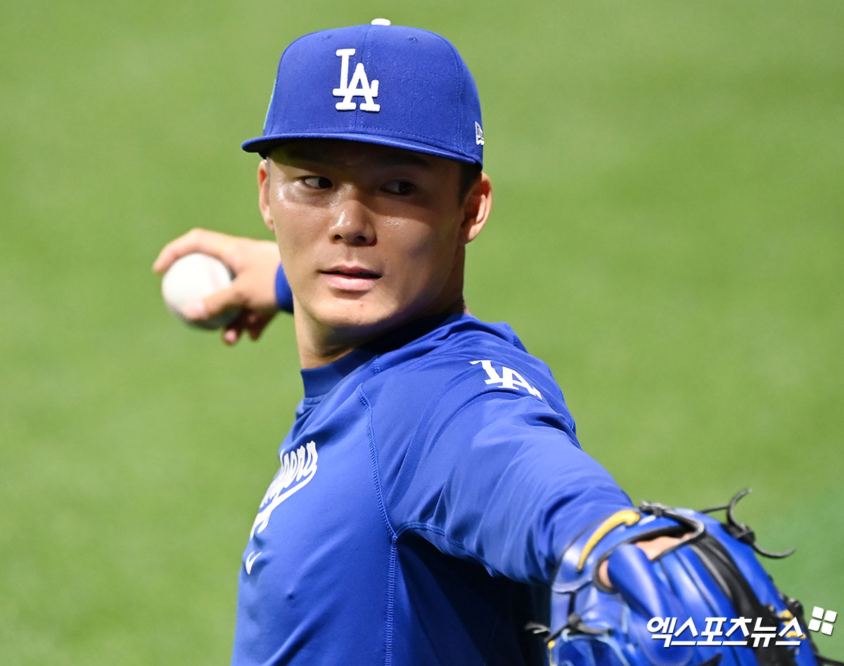 LA 다저스 야마모토 요시노부와 사사키 로키의 WBC 출전 여부가 확정되지 않은 가운데, 소속팀 데이브 로버츠 감독은 두 선수의 출전 여부에 대해 부정적인 반응을 보였다. 엑스포츠뉴스 DB