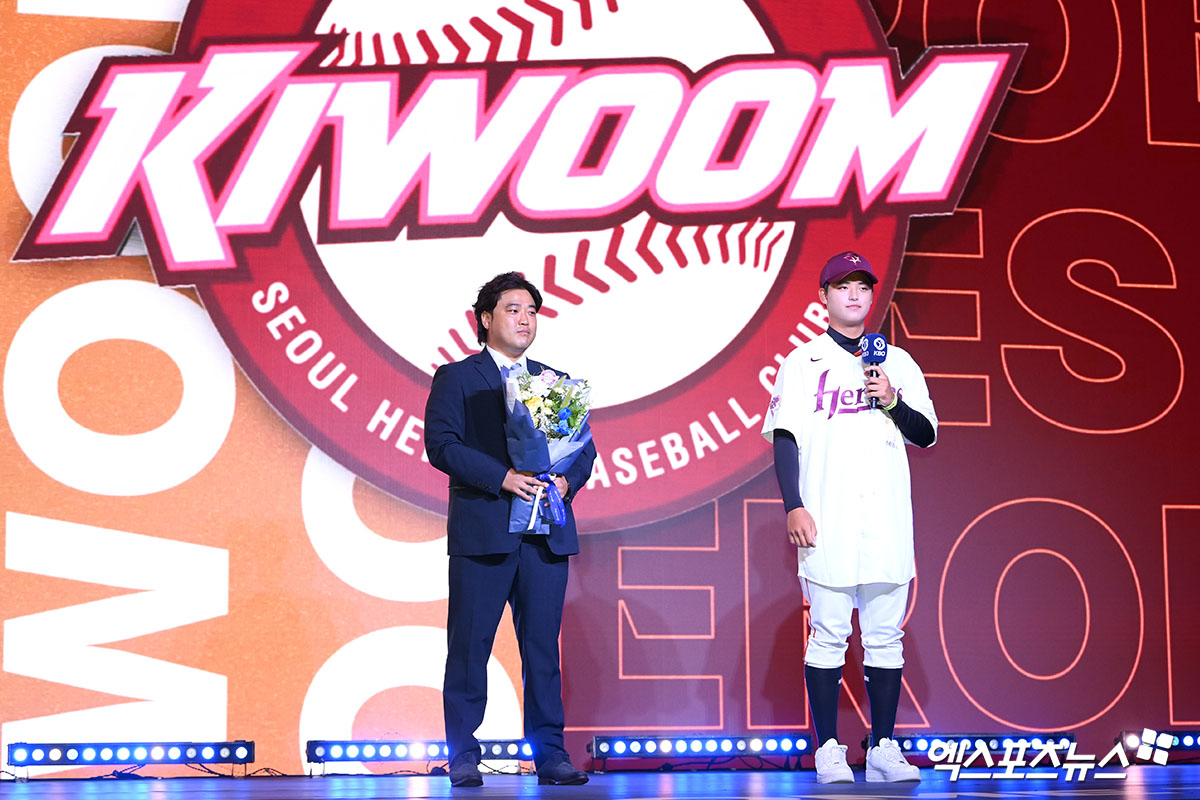 올해 9월 2026 KBO 신인 드래프트에서 전체 1순위로 키움 히어로즈에 지명된 투수 박준현에 대한 학교폭력 처분 결과가 '학폭 아님'에서 '학폭 행위 인정'으로 뒤집혔다. 천안교육지원청 학교폭력대책심의위원회는 박준현에 대해 '학폭 아님' 처분을 내렸지만, 충남교육청 행정심판위원회는 천안교육지원청이 박준현에게 내렸던 '학폭 아님' 처분을 취소하고 학폭 행위로 인정한 뒤 1호 처분인 서면사과 명령을 결정했다. 엑스포츠뉴스 DB