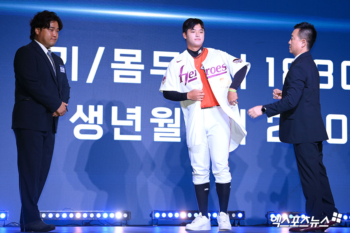 올해 9월 2026 KBO 신인 드래프트에서 전체 1순위로 키움 히어로즈에 지명된 투수 박준현에 대한 학교폭력 처분 결과가 '학폭 아님'에서 '학폭 행위 인정'으로 뒤집혔다. 천안교육지원청 학교폭력대책심의위원회는 박준현에 대해 '학폭 아님' 처분을 내렸지만, 충남교육청 행정심판위원회는 천안교육지원청이 박준현에게 내렸던 '학폭 아님' 처분을 취소하고 학폭 행위로 인정한 뒤 1호 처분인 서면사과 명령을 결정했다. 엑스포츠뉴스 DB