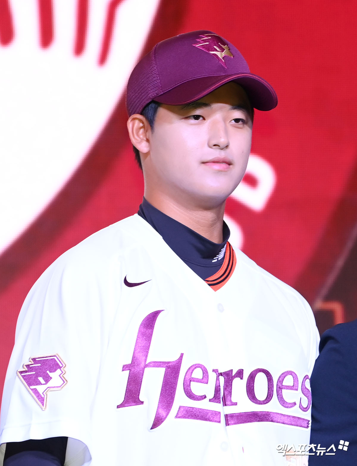 올해 9월 2026 KBO 신인 드래프트에서 전체 1순위로 키움 히어로즈에 지명된 투수 박준현에 대한 학교폭력 처분 결과가 '학폭 아님'에서 '학폭 행위 인정'으로 뒤집혔다. 천안교육지원청 학교폭력대책심의위원회는 박준현에 대해 '학폭 아님' 처분을 내렸지만, 충남교육청 행정심판위원회는 천안교육지원청이 박준현에게 내렸던 '학폭 아님' 처분을 취소하고 학폭 행위로 인정한 뒤 1호 처분인 서면사과 명령을 결정했다. 엑스포츠뉴스 DB