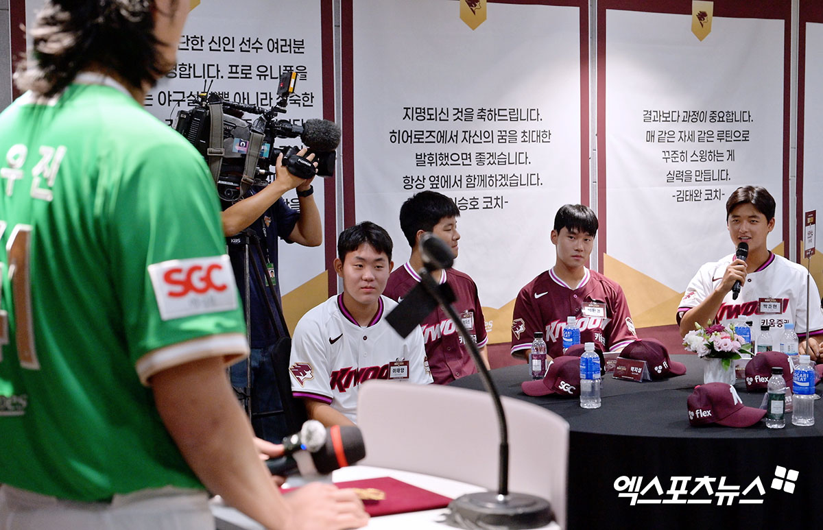 올해 9월 2026 KBO 신인 드래프트에서 전체 1순위로 키움 히어로즈에 지명된 투수 박준현에 대한 학교폭력 처분 결과가 '학폭 아님'에서 '학폭 행위 인정'으로 뒤집혔다. 천안교육지원청 학교폭력대책심의위원회는 박준현에 대해 '학폭 아님' 처분을 내렸지만, 충남교육청 행정심판위원회는 천안교육지원청이 박준현에게 내렸던 '학폭 아님' 처분을 취소하고 학폭 행위로 인정한 뒤 1호 처분인 서면사과 명령을 결정했다. 엑스포츠뉴스 DB