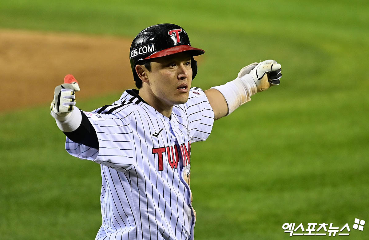 LG 트윈스가 '우승 주역' 외야수 홍창기와 포수 박동원과의 비FA 다년계약을 검토할 전망이다. 차명석 LG 단장은 