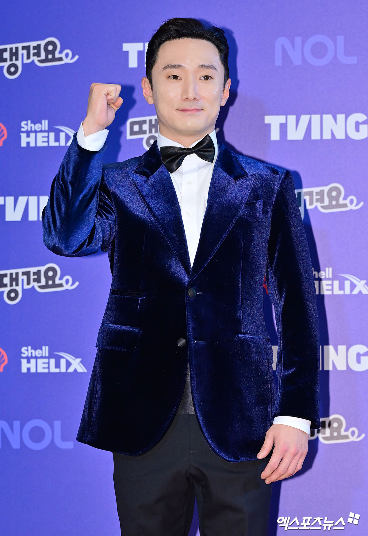 9일 오후 서울 송파구 잠실 롯데호텔 월드에서 열린 2025 신한은행 SOL 뱅크 '2025 KBO 골든글러브' 시상식에 참석한 LG 신민재가 포즈를 취하고 있다. 잠실, 김한준 기자