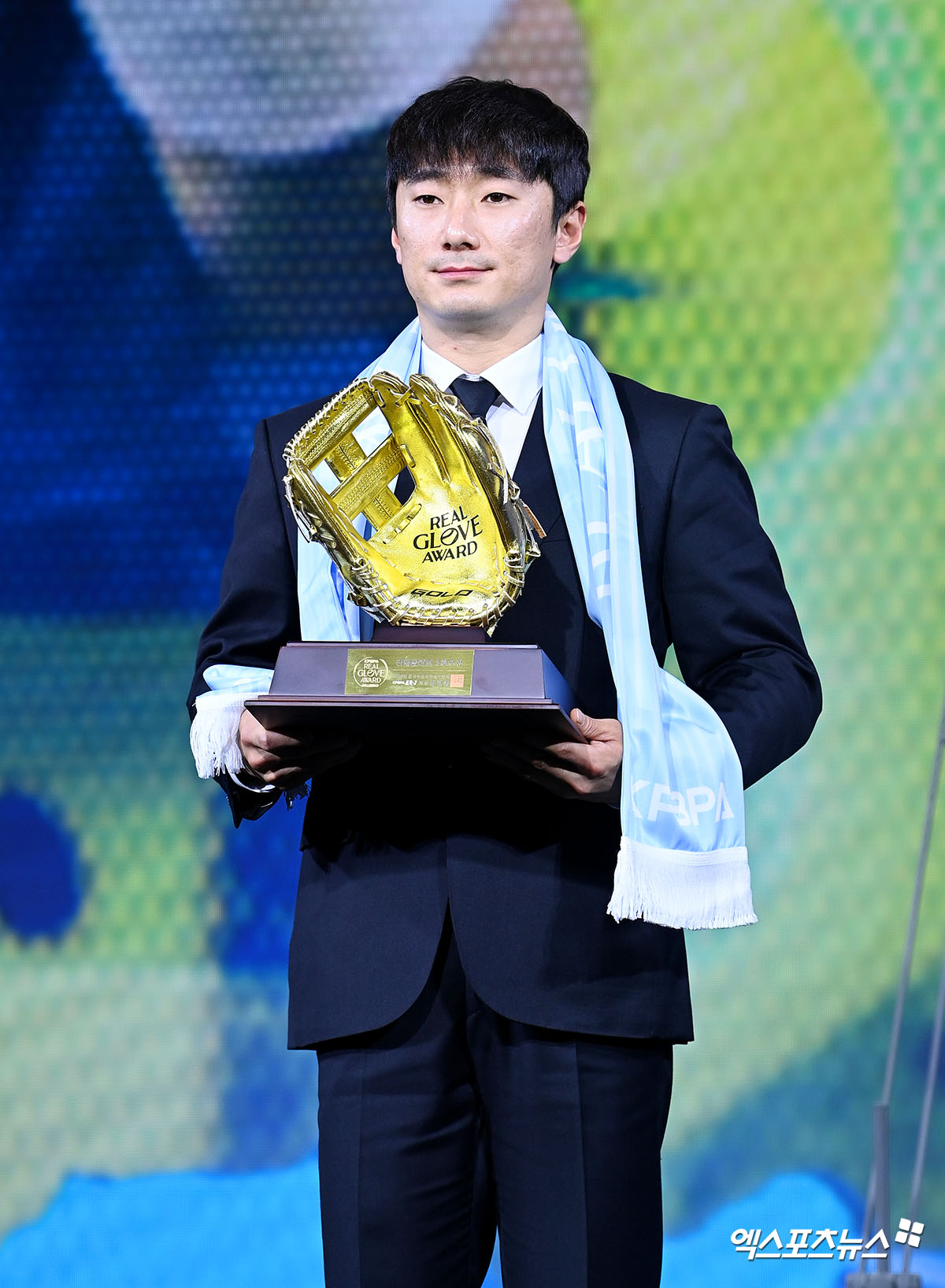지난 1일 오전 서울 광진구 그랜드 워커힐 서울에서 열린 '2025 컴투스프로야구 리얼글러브 어워드', LG 신민재가 2루수상을 수상하고 있다. 엑스포츠뉴스 DB