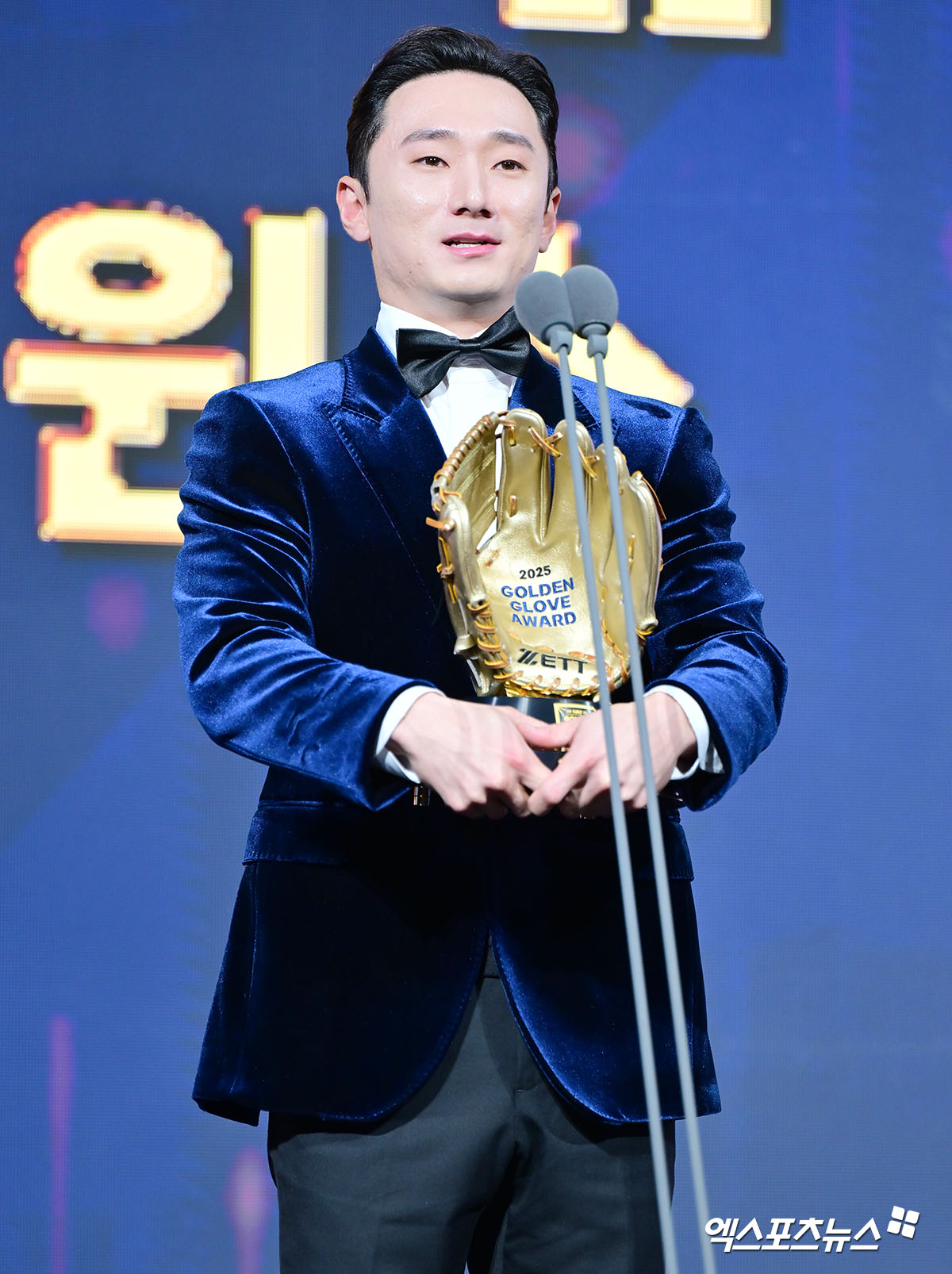  9일 오후 서울 송파구 잠실 롯데호텔 월드에서 열린 2025 신한은행 SOL 뱅크 '2025 KBO 골든글러브' 시상식, LG 신민재가 2루수 부문 골든글러브를 수상했다. 잠실, 김한준 기자