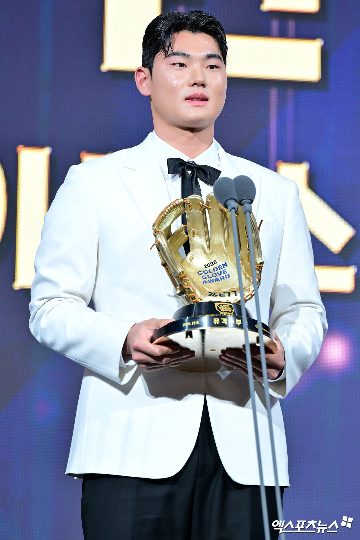 9일 오후 서울 송파구 잠실 롯데호텔 월드에서 열린 2025 신한은행 SOL 뱅크 '2025 KBO 골든글러브' 시상식, NC 김주원이 유격수 부문 골든글러브를 수상했다. 잠실, 김한준 기자