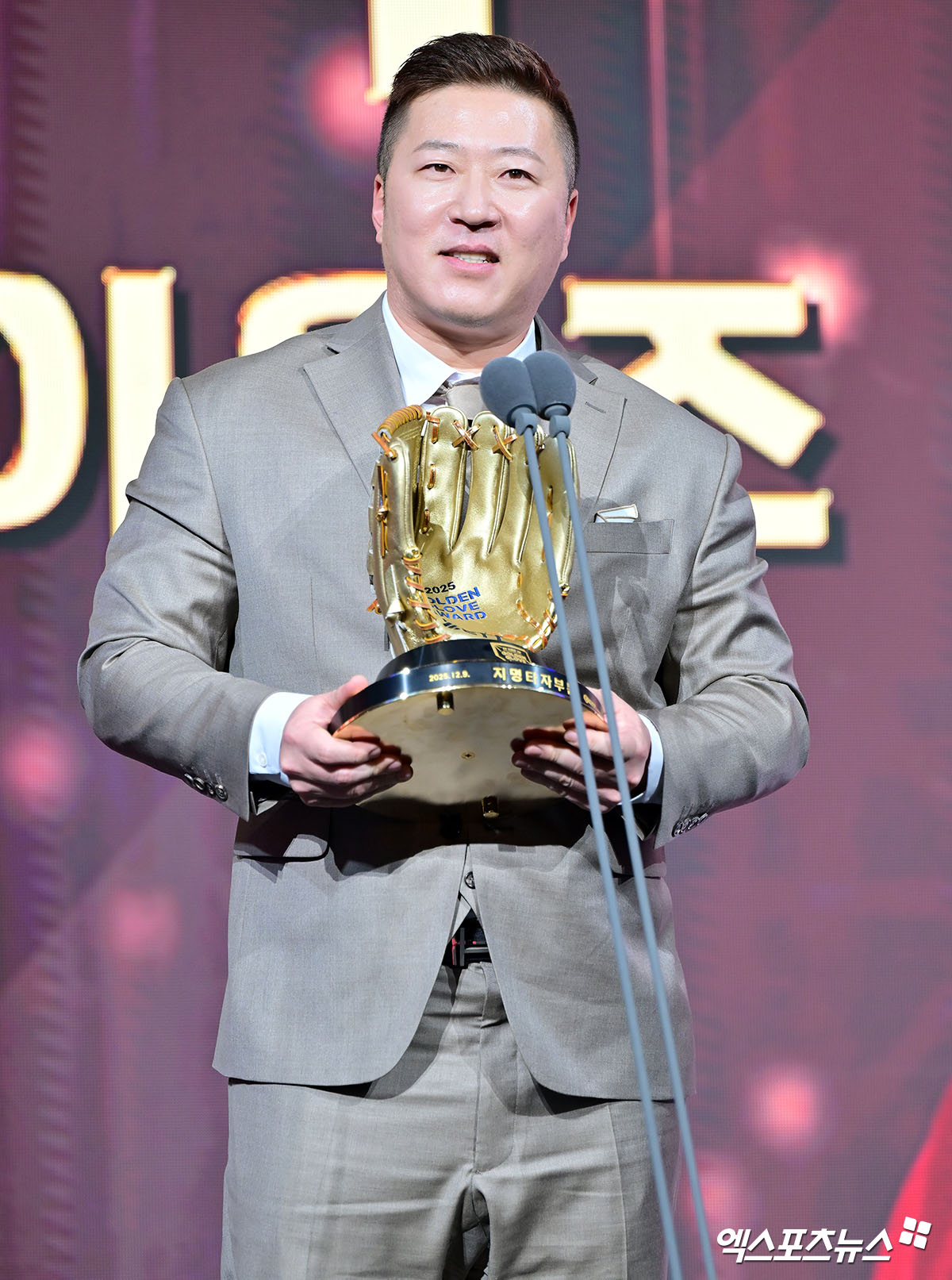 삼성 라이온즈 최형우가 9일 서울 송파구 롯데호텔 월드 크리스탈 볼룸에서 열린 2025 신한 SOL Bank KBO 골든글러브 시상식에서 유효표 316표 중 무려 309표(97.8%)를 획득하면서 골든글러브 지명타자 부문을 수상했다. 이로써 최형우는 KBO리그 최고령 골든글러브 수상 기록을 경신했다. 종전 기록은 지난해 최형우의 40세 11개월 27일이었다. 잠실, 김한준 기자