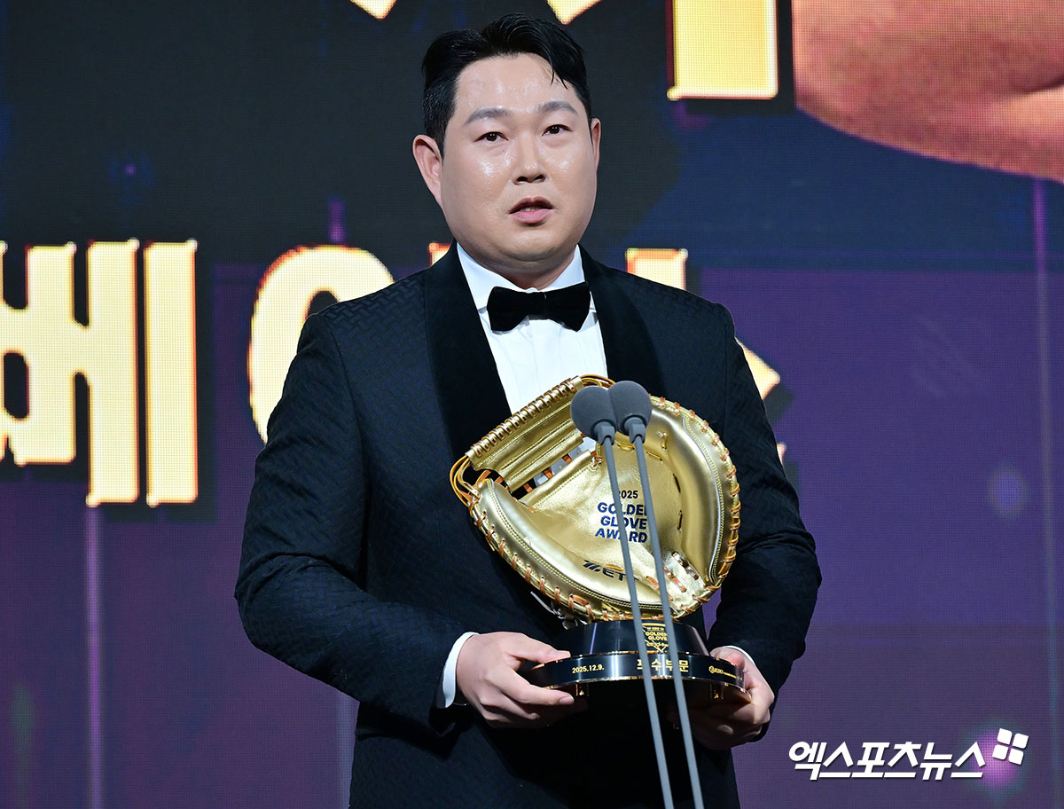 9일 오후 서울 송파구 잠실 롯데호텔 월드에서 열린 2025 신한은행 SOL 뱅크 '2025 KBO 골든글러브' 시상식, 두산 양의지가 포수 부문 골든글러브를 수상헀다. 포수 부문 골든글러브를 수상한 두산 양의지가 소감을 말하고 있다. 잠실, 김한준 기자