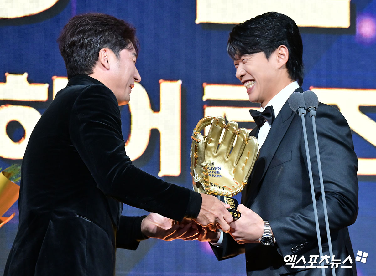 9일 오후 서울 송파구 잠실 롯데호텔 월드에서 열린 2025 신한은행 SOL 뱅크 '2025 KBO 골든글러브' 시상식, 키움 송성문이 3루수 부문 골든글러브를 수상했다. 3루수 부문 골든글러브를 수상한 키움 송성문이 이택근 해설위원에게 축하를 받고 있다. 잠실, 김한준 기자