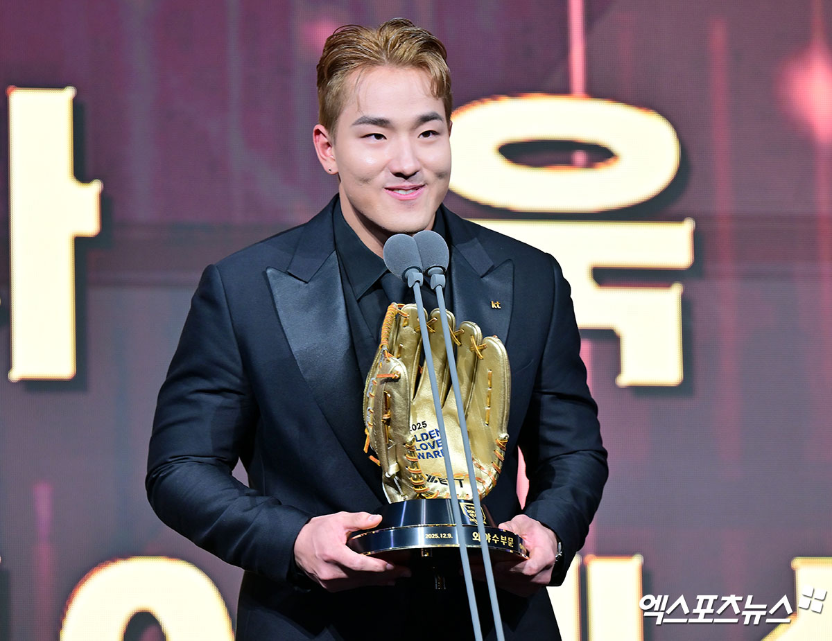 9일 오후 서울 송파구 잠실 롯데호텔 월드에서 열린 2025 신한은행 SOL 뱅크 '2025 KBO 골든글러브' 시상식, KT 안현민이 외야수 부문 골든글러브를 수상했다. 외야수 부문 골든글러브를 수상한 KT 안현민이 소감을 말하고 있다. 잠실, 김한준 기자