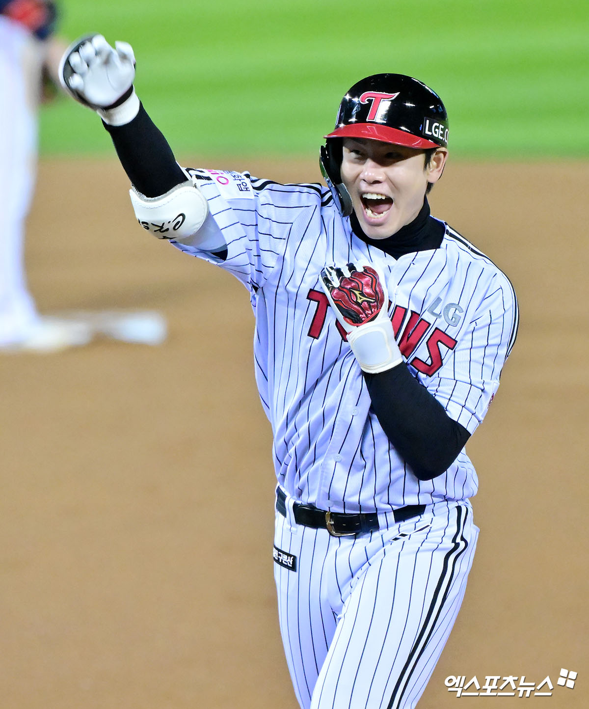 LG 트윈스 홍창기가 '스나이퍼' 장성호 해설위원의 별명 후계자로 깜짝 지목됐다. 장 위원은 9일 서울 송파구 롯데호텔 월드 크리스탈 볼룸에서 '2025 신한 SOL뱅크 KBO 골든글러브 시상식'에서 1, 2루수 부문 시상자로 무대에 올라 자신의 별명을 물려주고 싶은 후배를 묻는 질문에 '제 현역 시절과 가장 비슷한 유형이라고 생각이 드는 선수는 LG 홍창기'라고 답했다. 엑스포츠뉴스 DB