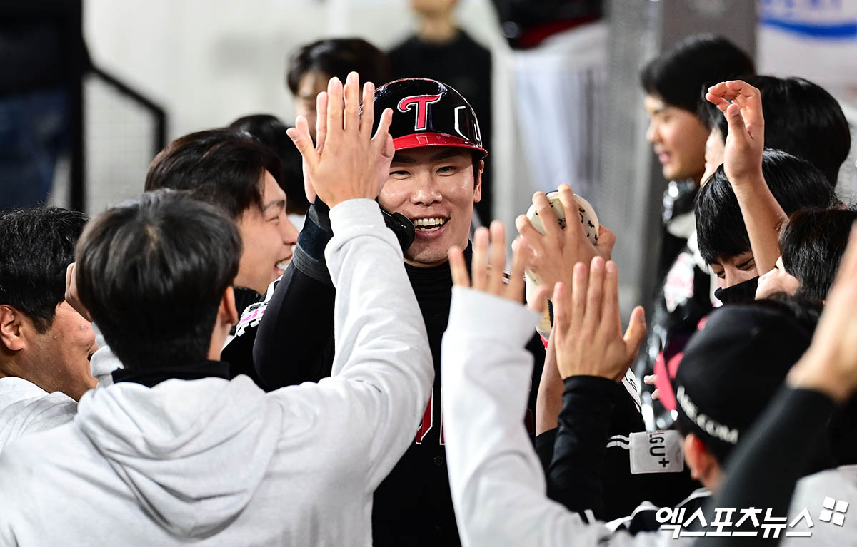 LG 트윈스 홍창기가 '스나이퍼' 장성호 해설위원의 별명 후계자로 깜짝 지목됐다. 장 위원은 9일 서울 송파구 롯데호텔 월드 크리스탈 볼룸에서 '2025 신한 SOL뱅크 KBO 골든글러브 시상식'에서 1, 2루수 부문 시상자로 무대에 올라 자신의 별명을 물려주고 싶은 후배를 묻는 질문에 '제 현역 시절과 가장 비슷한 유형이라고 생각이 드는 선수는 LG 홍창기'라고 답했다. 엑스포츠뉴스 DB