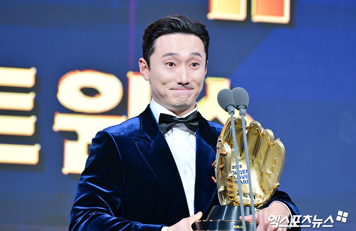 9일 오후 서울 송파구 잠실 롯데호텔 월드에서 열린 2025 신한은행 SOL 뱅크 '2025 KBO 골든글러브' 시상식, LG 신민재가 2루수 부문 골든글러브를 수상했다. 잠실, 김한준 기자
