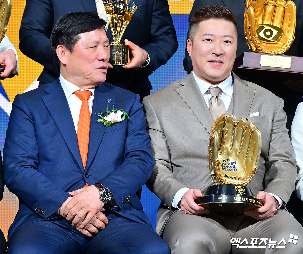 최형우가 지난해에 이어 2년 연속 황금장갑을 품었다. 9일 서울 송파구 롯데호텔 월드 크리스탈 볼룸에서 열린 2025 신한 SOL Bank KBO 골든글러브 시상식에서 유효표 316표 중 무려 309표를 획득하면서 강백호(7표)를 큰 차이로 따돌리고 골든글러브 지명타자 부문을 수상했다. 올해 골든글러브 수상자 중 가장 높은 득표율을 기록했다. 이로써 최형우는 2011, 2013, 2014, 2016, 2017년(이상 외야수 부문), 2020년, 2024년(이상 지명타자 부문)에 이어 개인 통산 8번째 황금장갑을 품었다. 자신이 보유하고 있던 KBO리그 최고령 골든글러브 수상 기록까지 갈아치웠다. 다만 최형우는 KIA가 아닌 삼성 소속으로 상을 받았다. 잠실, 김한준 기자