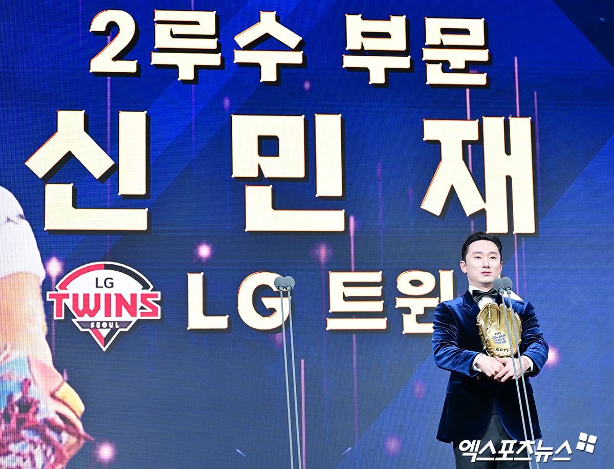 9일 오후 서울 송파구 잠실 롯데호텔 월드에서 열린 2025 신한은행 SOL 뱅크 '2025 KBO 골든글러브' 시상식, LG 신민재가 2루수 부문 골든글러브를 수상했다. 2루수 부문 골든글러브를 수상한 LG 신민재가 소감을 말하고 있다. 잠실, 김한준 기자