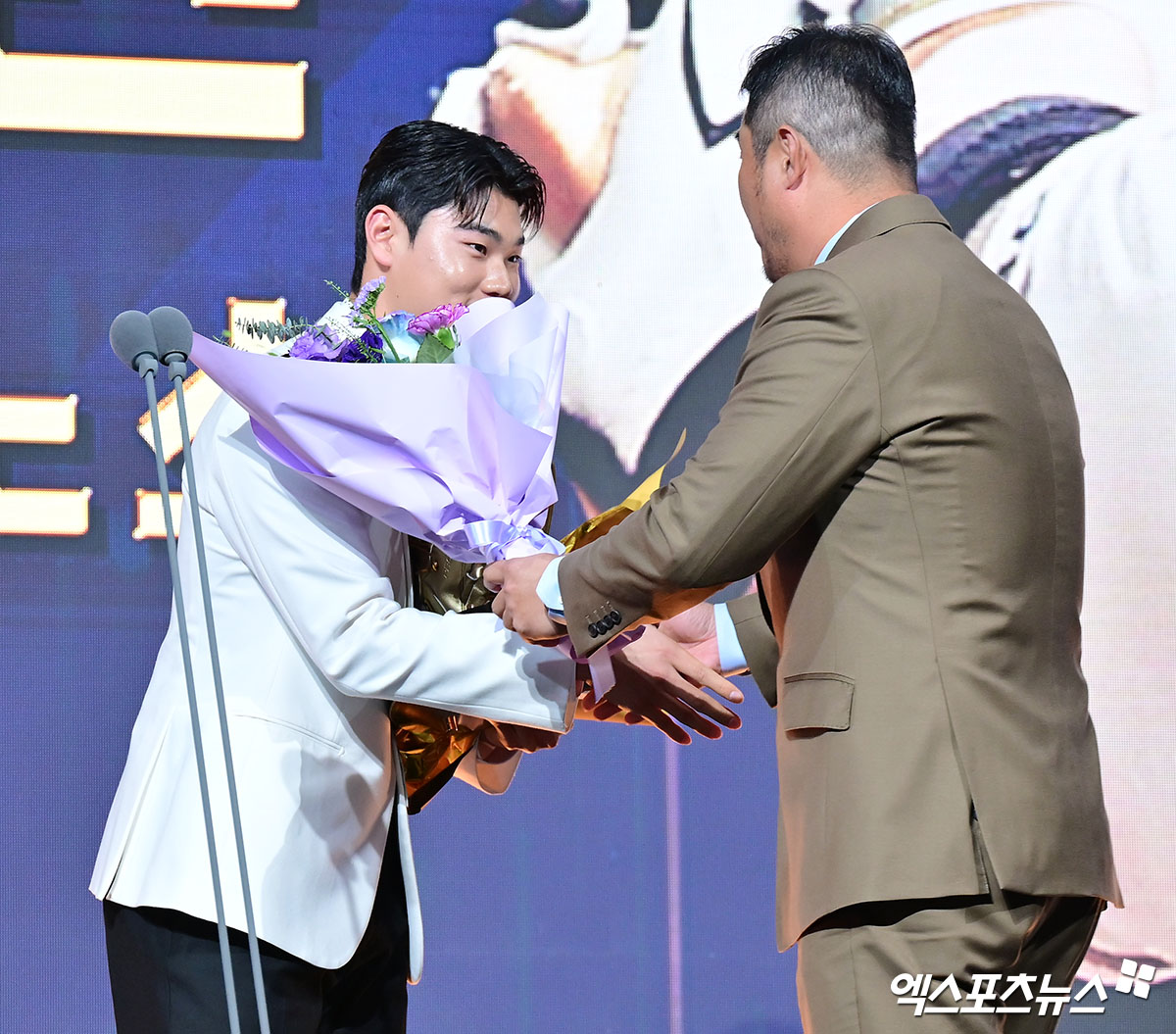 9일 오후 서울 송파구 잠실 롯데호텔 월드에서 열린 2025 신한은행 SOL 뱅크 '2025 KBO 골든글러브' 시상식, NC 김주원이 유격수 부문 골든글러브를 수상했다.  유격수 부문 골든글러브를 수상한 NC 김주원이 이호준 감독에게 축하를 받고 있다. 잠실, 김한준 기자