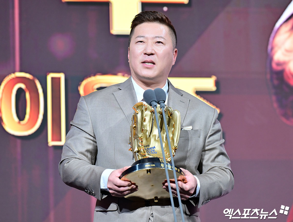 최형우가 지난해에 이어 2년 연속 황금장갑을 품었다. 9일 서울 송파구 롯데호텔 월드 크리스탈 볼룸에서 열린 2025 신한 SOL Bank KBO 골든글러브 시상식에서 유효표 316표 중 무려 309표를 획득하면서 강백호(7표)를 큰 차이로 따돌리고 골든글러브 지명타자 부문을 수상했다. 올해 골든글러브 수상자 중 가장 높은 득표율을 기록했다. 이로써 최형우는 2011, 2013, 2014, 2016, 2017년(이상 외야수 부문), 2020년, 2024년(이상 지명타자 부문)에 이어 개인 통산 8번째 황금장갑을 품었다. 자신이 보유하고 있던 KBO리그 최고령 골든글러브 수상 기록까지 갈아치웠다. 다만 최형우는 KIA가 아닌 삼성 소속으로 상을 받았다. 잠실, 김한준 기자