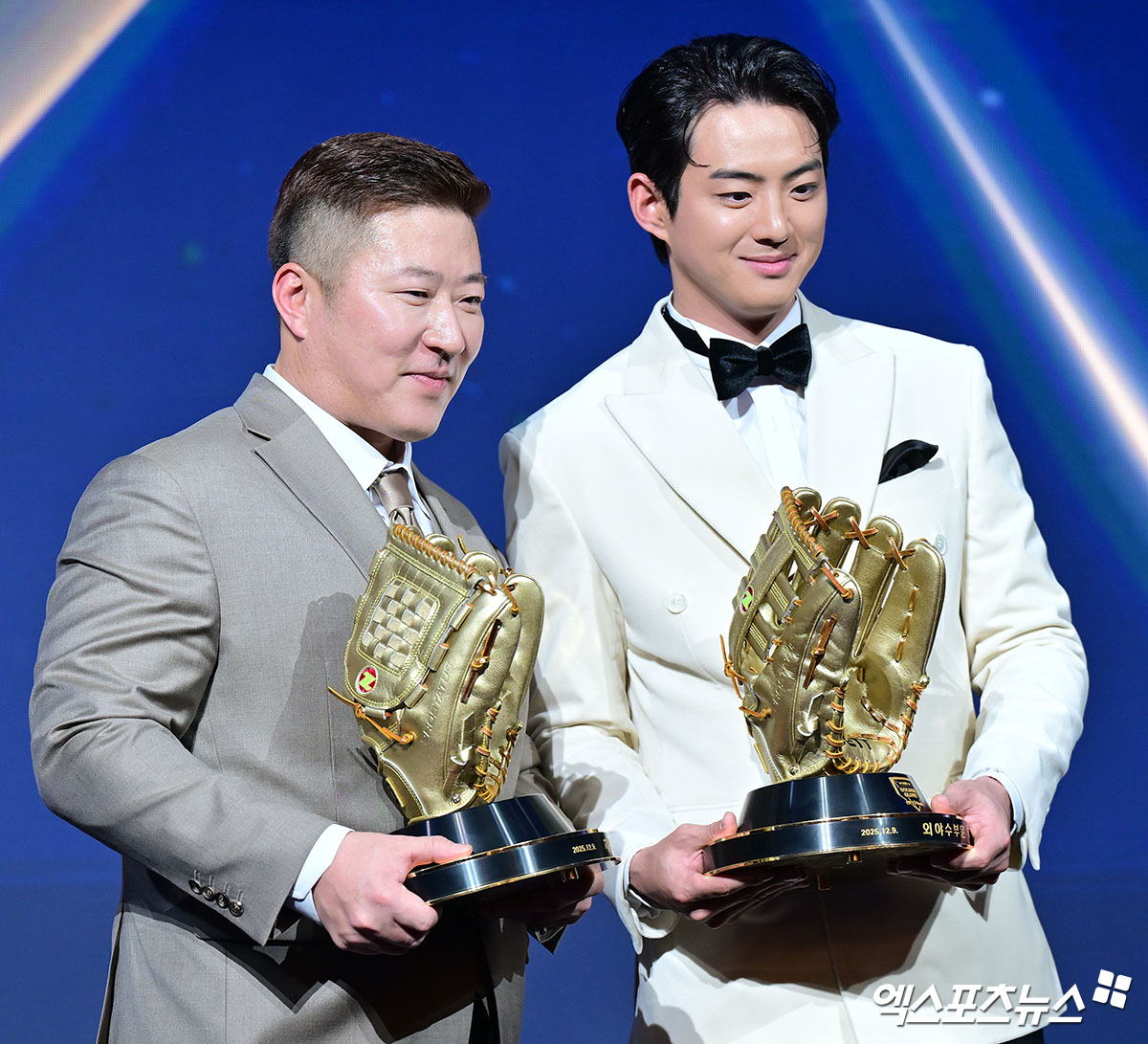 최형우가 지난해에 이어 2년 연속 황금장갑을 품었다. 9일 서울 송파구 롯데호텔 월드 크리스탈 볼룸에서 열린 2025 신한 SOL Bank KBO 골든글러브 시상식에서 유효표 316표 중 무려 309표를 획득하면서 강백호(7표)를 큰 차이로 따돌리고 골든글러브 지명타자 부문을 수상했다. 올해 골든글러브 수상자 중 가장 높은 득표율을 기록했다. 이로써 최형우는 2011, 2013, 2014, 2016, 2017년(이상 외야수 부문), 2020년, 2024년(이상 지명타자 부문)에 이어 개인 통산 8번째 황금장갑을 품었다. 자신이 보유하고 있던 KBO리그 최고령 골든글러브 수상 기록까지 갈아치웠다. 다만 최형우는 KIA가 아닌 삼성 소속으로 상을 받았다. 잠실, 김한준 기자