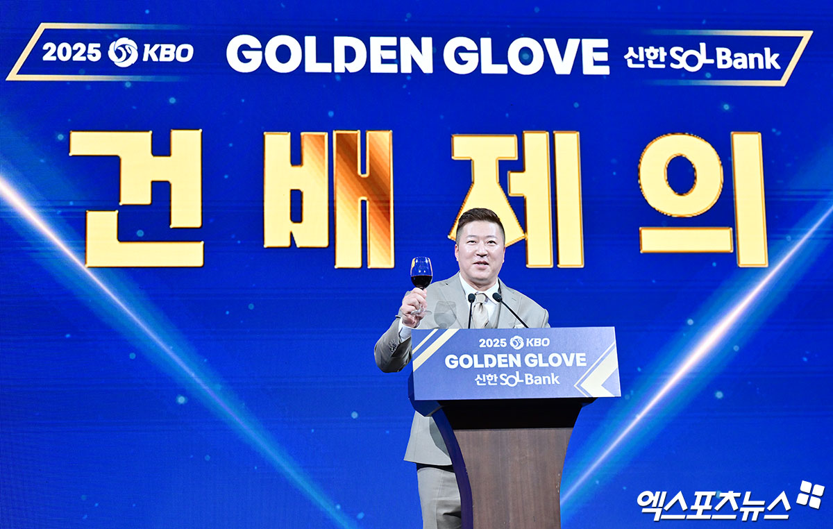 최형우가 지난해에 이어 2년 연속 황금장갑을 품었다. 9일 서울 송파구 롯데호텔 월드 크리스탈 볼룸에서 열린 2025 신한 SOL Bank KBO 골든글러브 시상식에서 유효표 316표 중 무려 309표를 획득하면서 강백호(7표)를 큰 차이로 따돌리고 골든글러브 지명타자 부문을 수상했다. 올해 골든글러브 수상자 중 가장 높은 득표율을 기록했다. 이로써 최형우는 2011, 2013, 2014, 2016, 2017년(이상 외야수 부문), 2020년, 2024년(이상 지명타자 부문)에 이어 개인 통산 8번째 황금장갑을 품었다. 자신이 보유하고 있던 KBO리그 최고령 골든글러브 수상 기록까지 갈아치웠다. 다만 최형우는 KIA가 아닌 삼성 소속으로 상을 받았다. 잠실, 김한준 기자