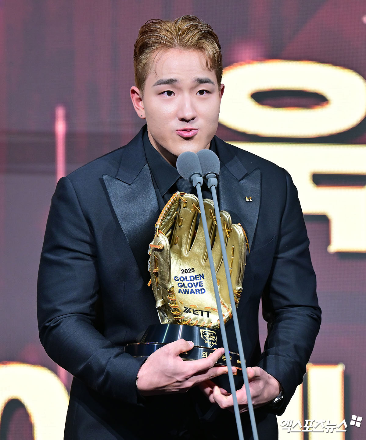 KT 위즈 안현민이 9일 서울 송파구 롯데호텔 월드 크리스탈 볼룸에서 열린 2025 신한 SOL Bank KBO 골든글러브 시상식에서 유효표 316표 중 251표(79.4%)를 획득하면서 구자욱(삼성 라이온즈·217표), 빅터 레이예스(롯데 자이언츠·131표)와 함께 골든글러브 외야수 부문을 수상했다. 한 시즌에 신인상과 골든글러브를 모두 수상한 건 올해 안현민이 역대 9번째다. 잠실, 김한준 기자