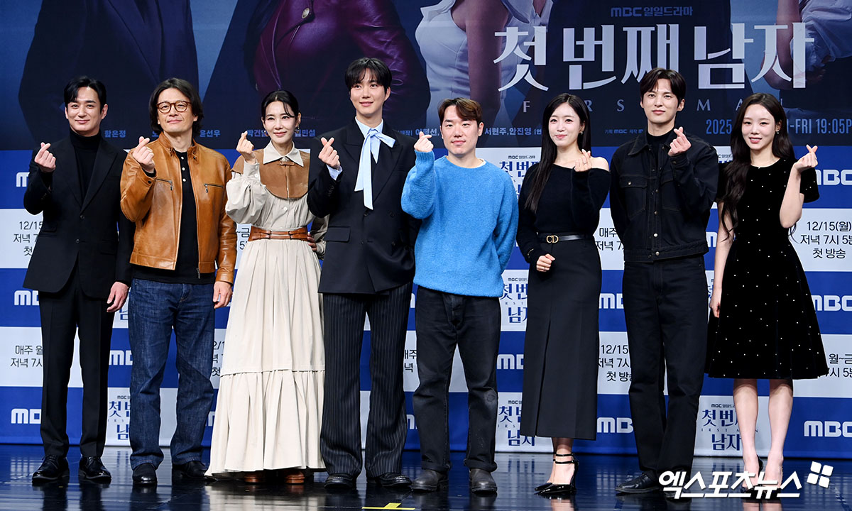 '첫 번째 남자' 제작발표회, 강태흠 PD와 배우들 단체 사진